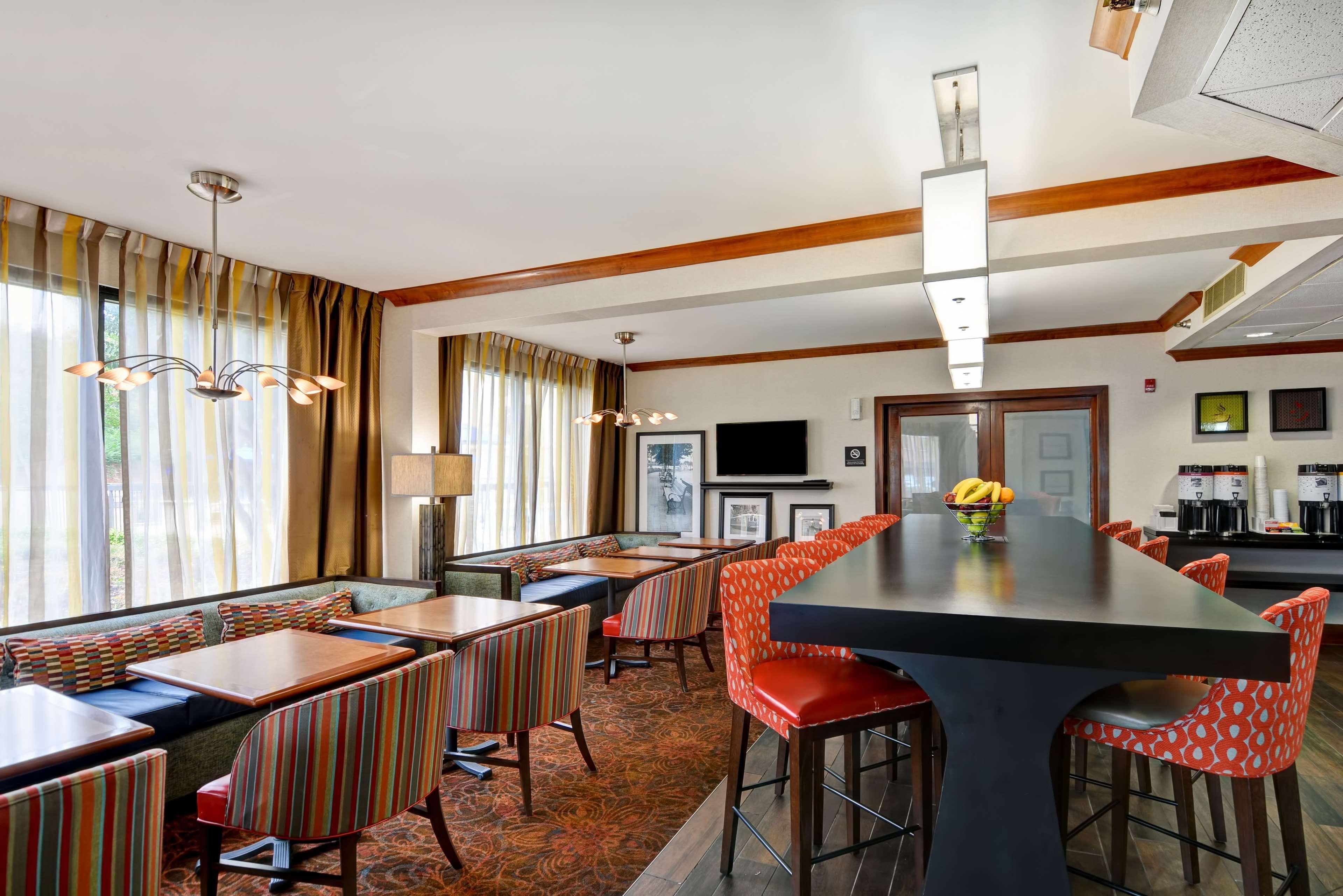 Vista Lobby Hampton Inn Memphis-Poplar