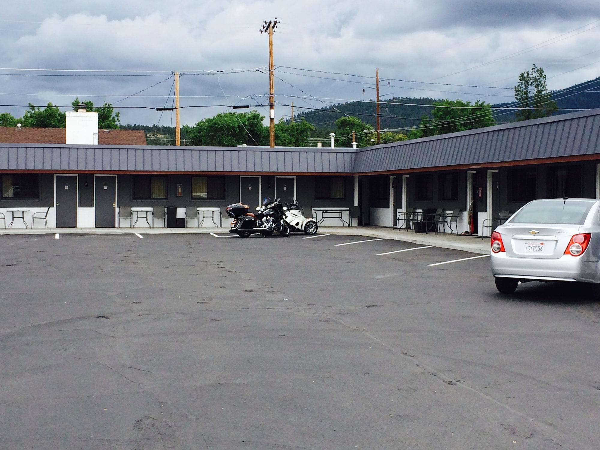 Vista Exterior Highlander Motel