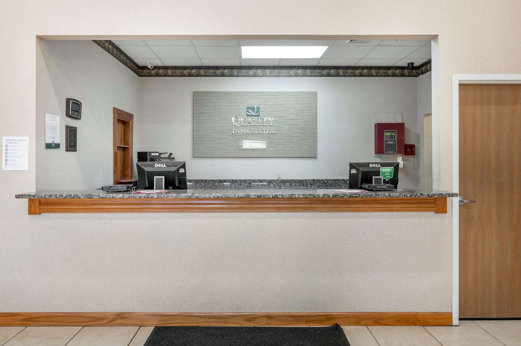 Vista Lobby Quality Inn & Suites