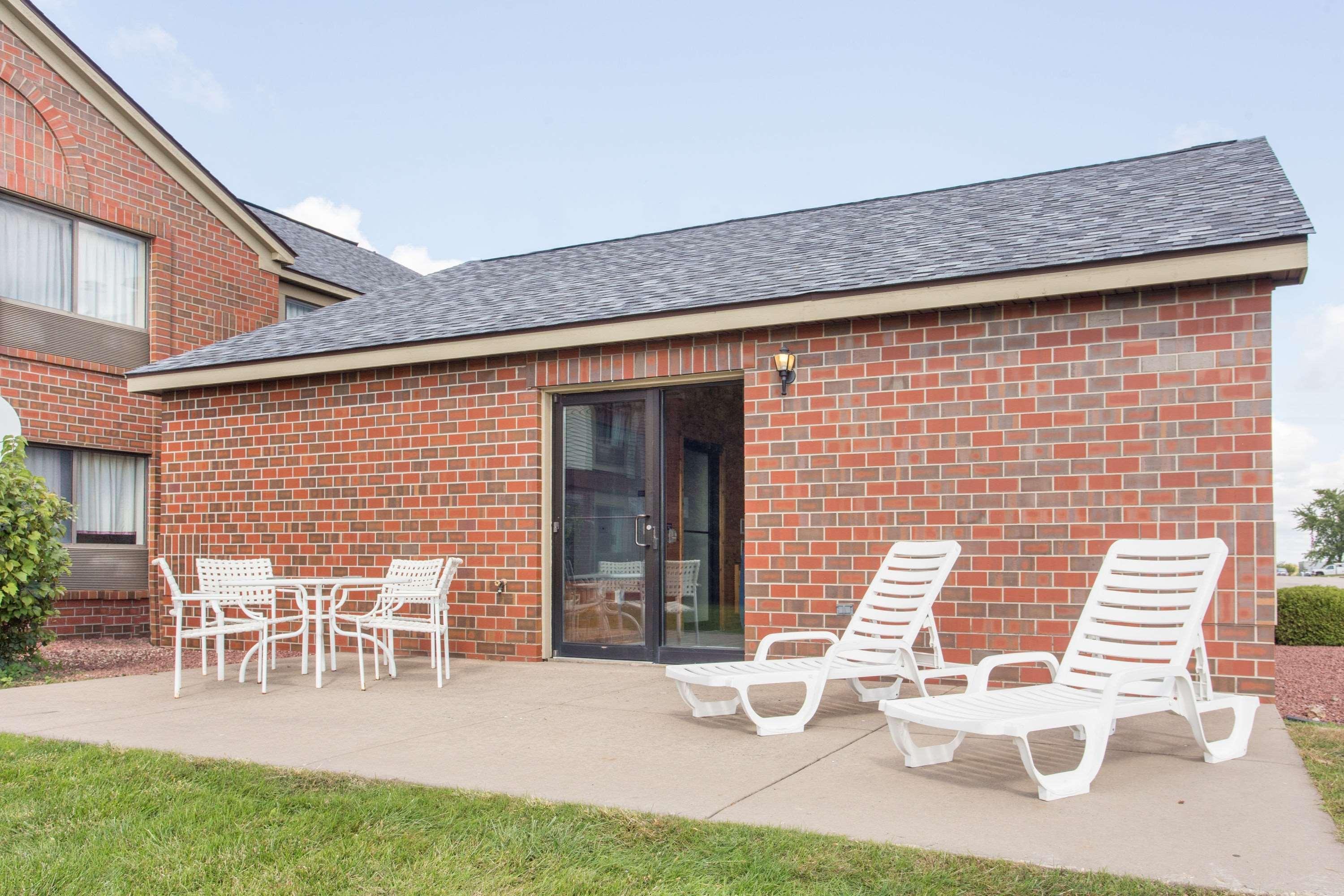 Vista Exterior Super 8 by Wyndham Dodgeville