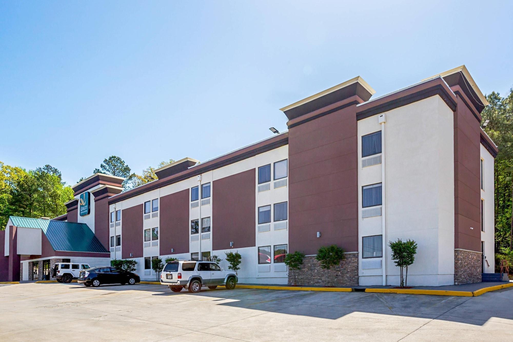Vista Exterior Quality Inn & Suites near Six Flags East