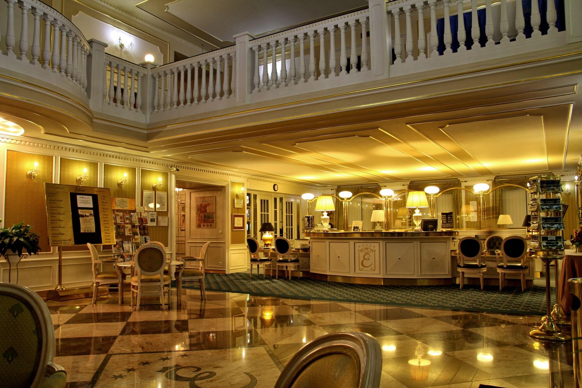 Vista Lobby Esplanade Spa and Golf Resort