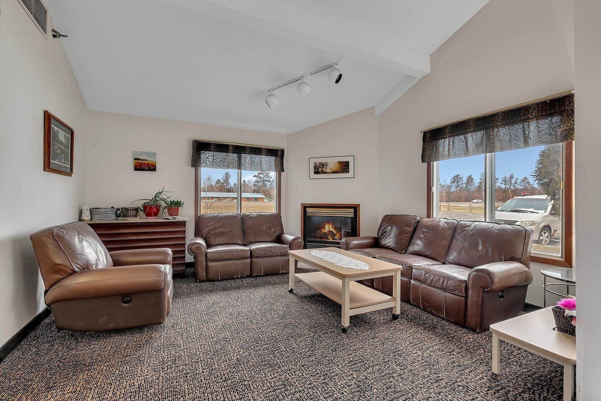 Vista Lobby Nisswa Inn and Suites