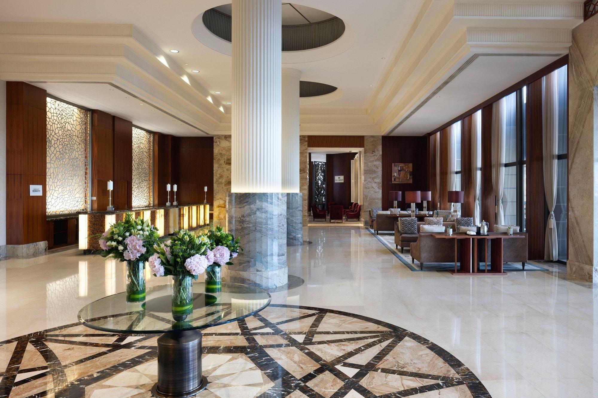Vista Lobby Sheraton Oman Hotel