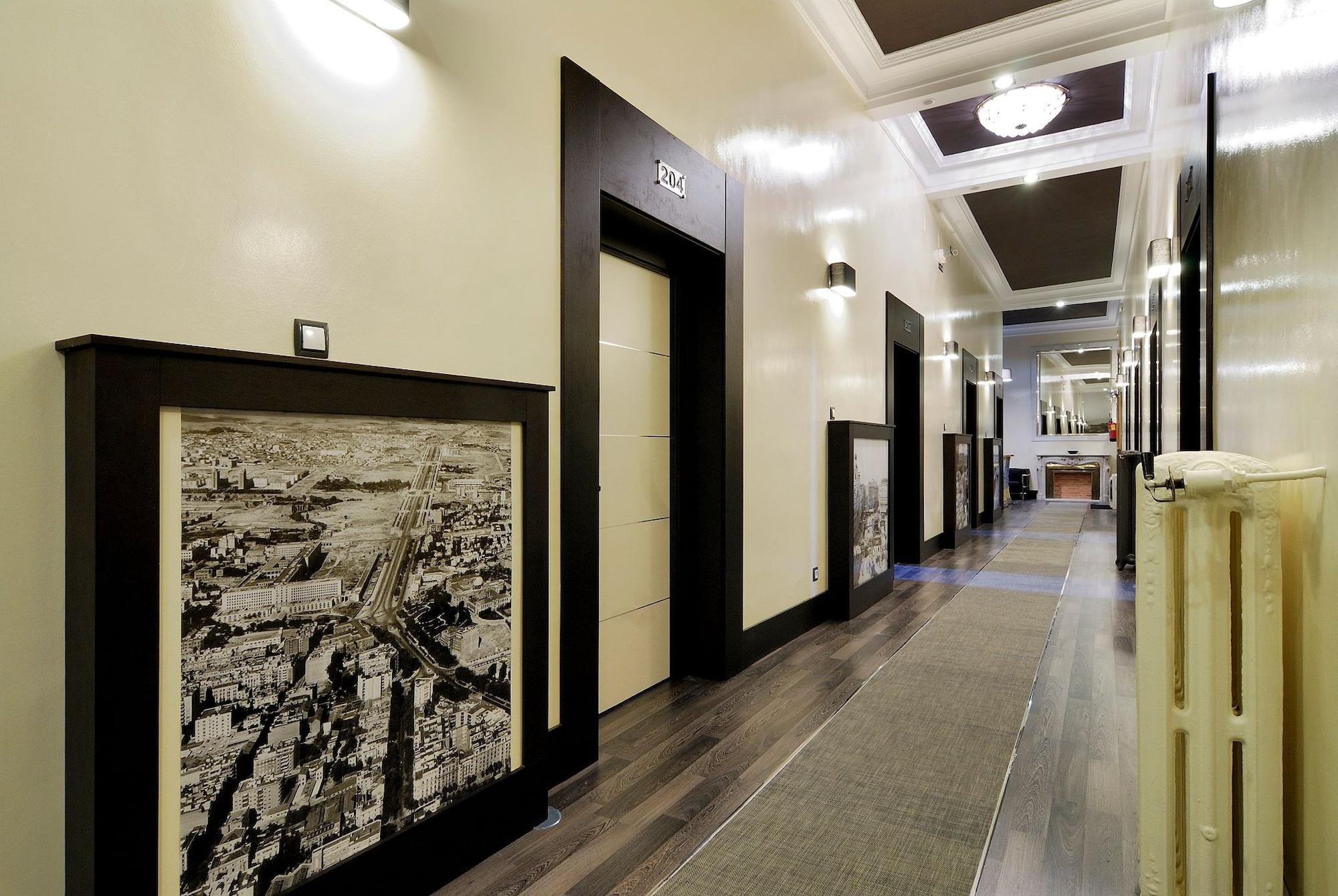 Varios Alhambra Suites