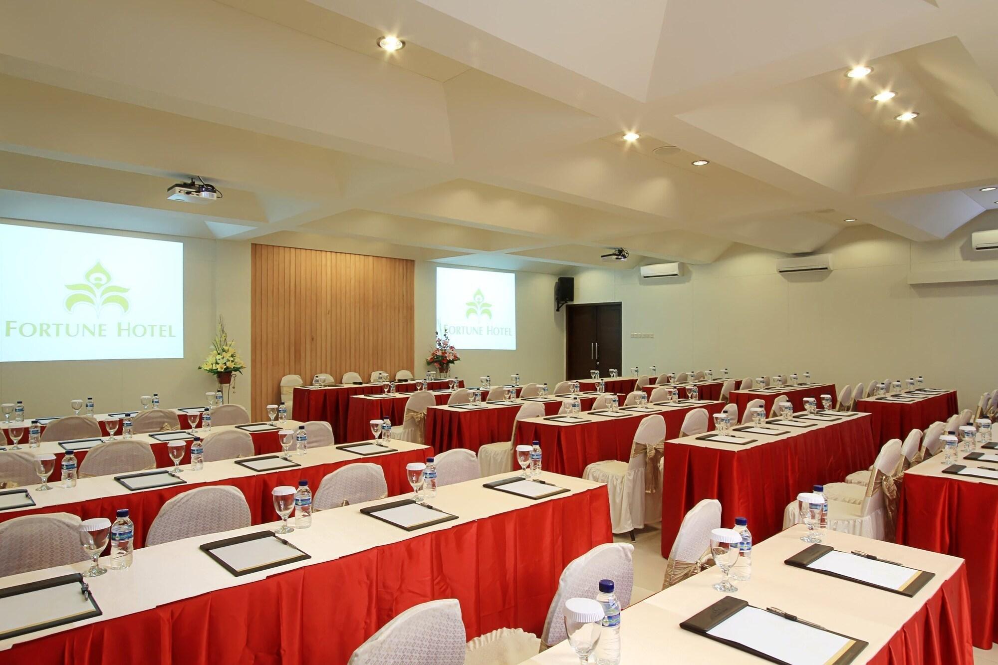 Centro de Negocios Maesa Hotel