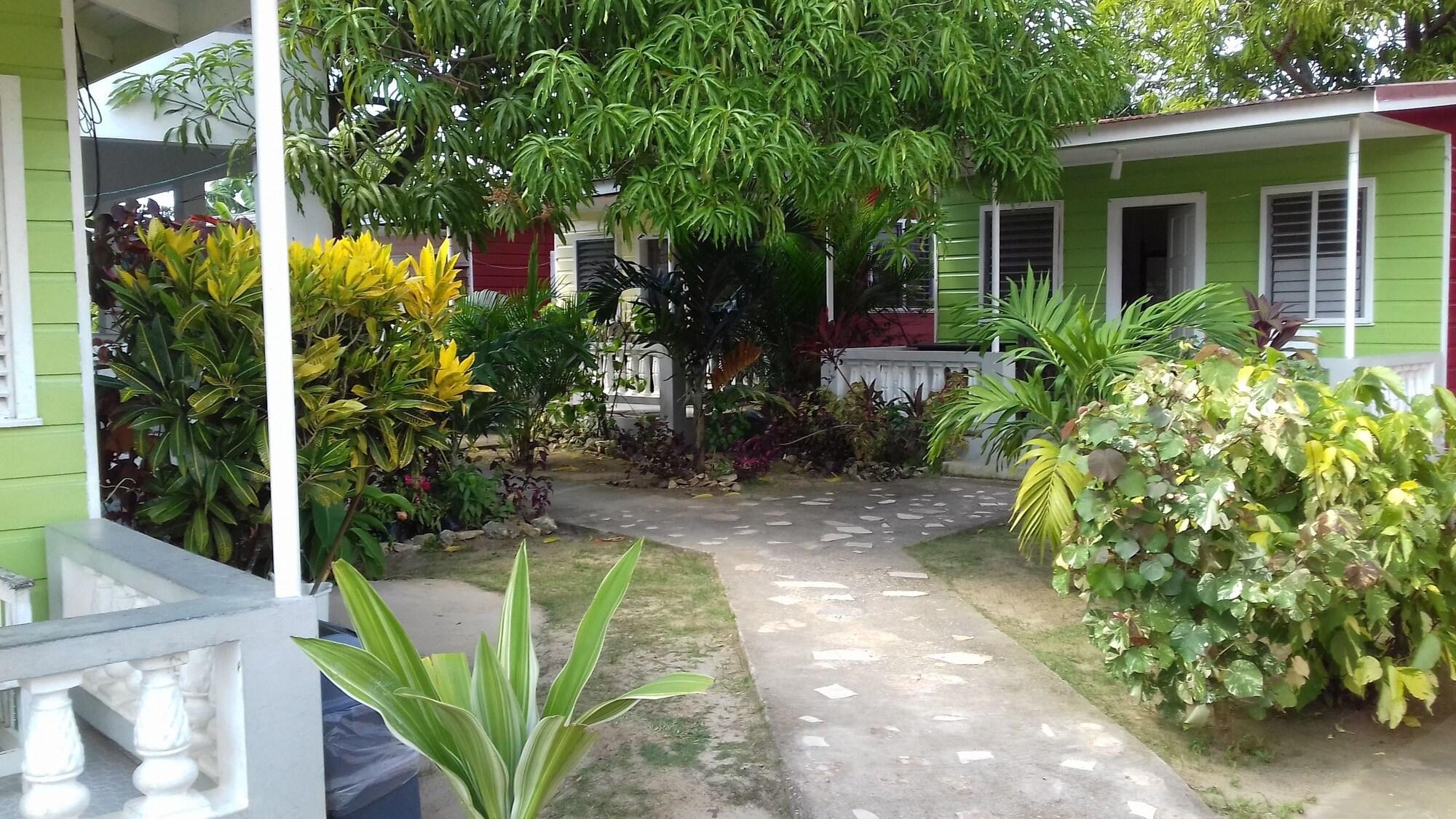 Vista Exterior Roots Bamboo Beach Resort