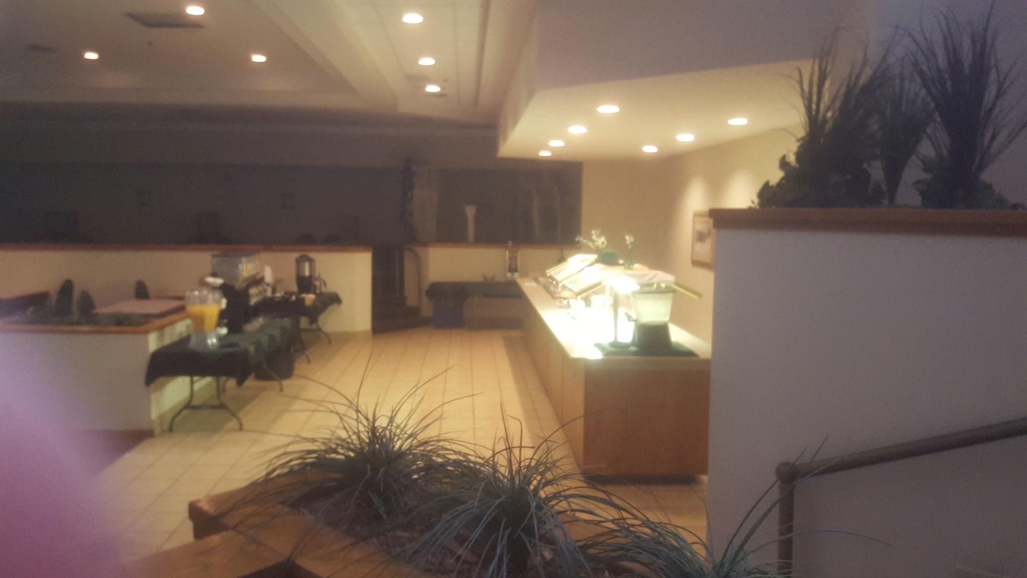 Bar/Salón Salina Ambassador Hotel and Conference Center