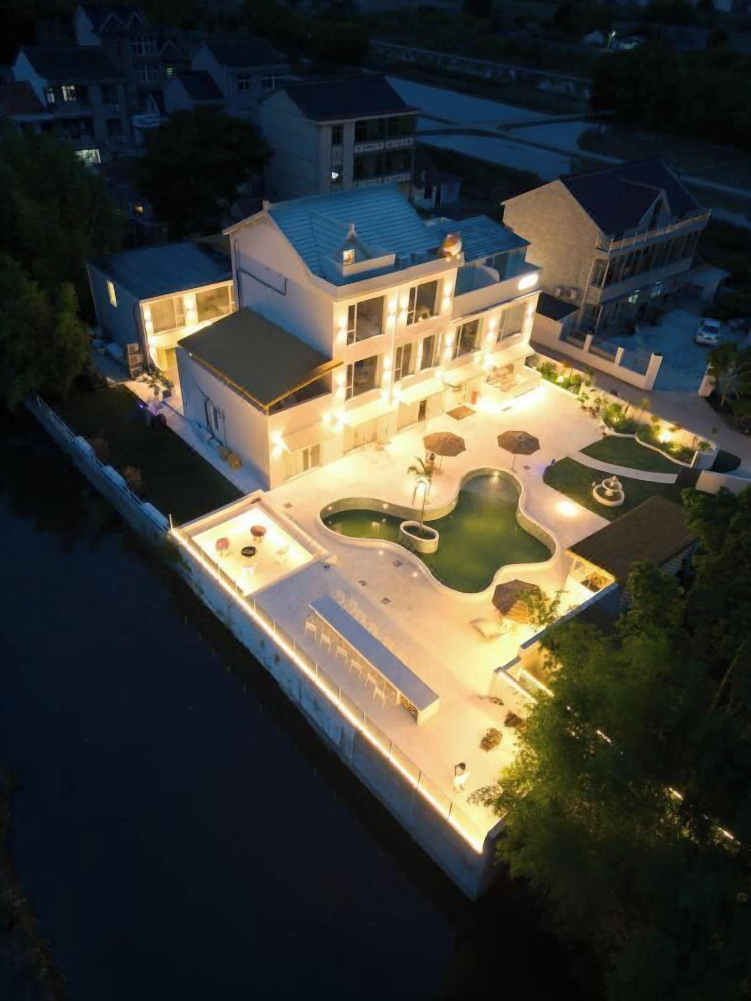 Varios QIMeow Garden Hotel