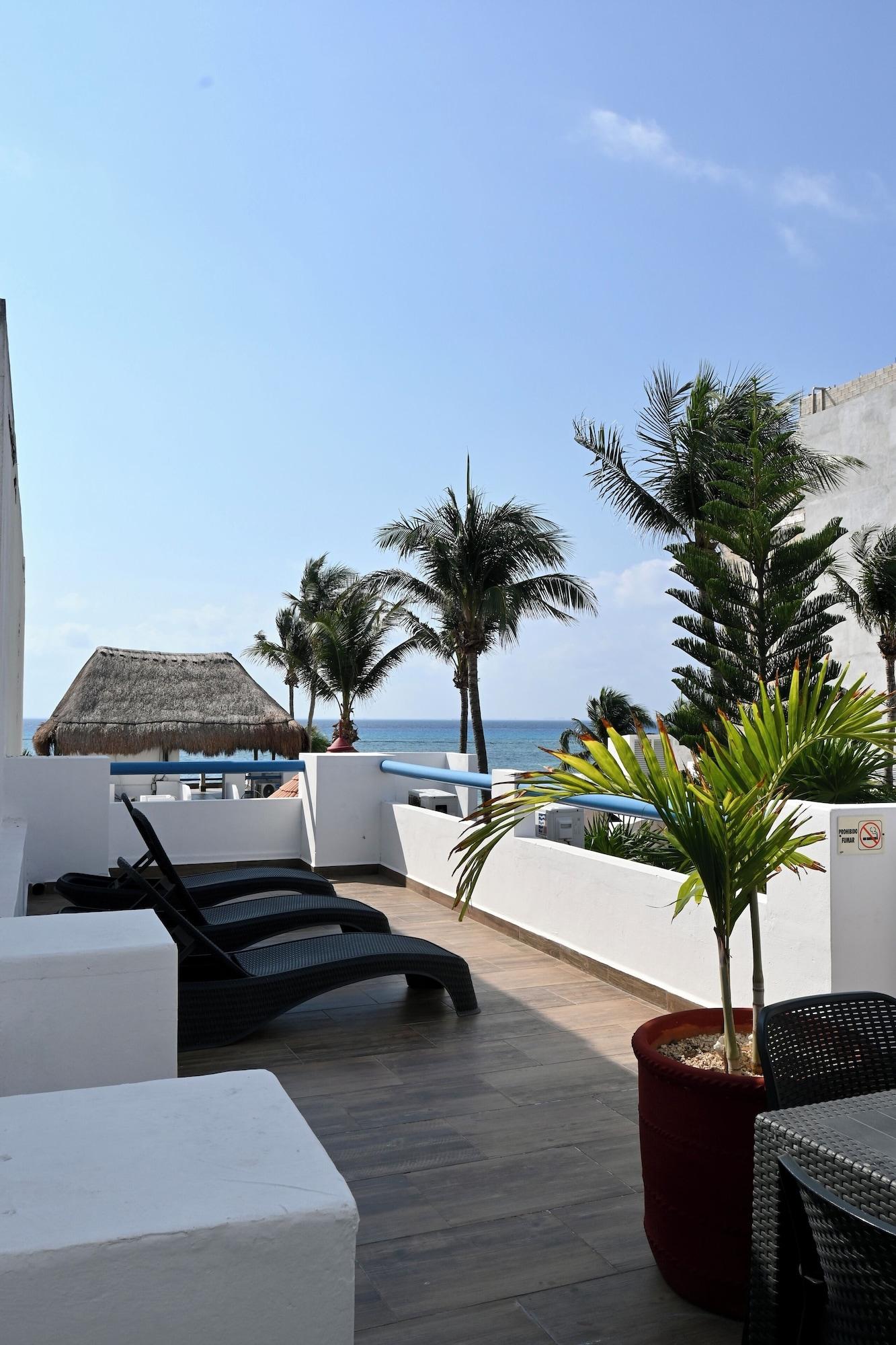 Vista Exterior Pelicano Inn Playa del Carmen - Beachfront Hotel