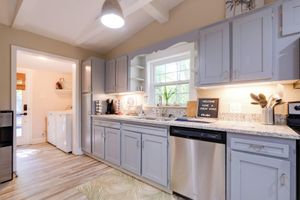 Alquiler Vacacional - Adorable Beach Cottage w/ Hot Tub & Tropical Bar!