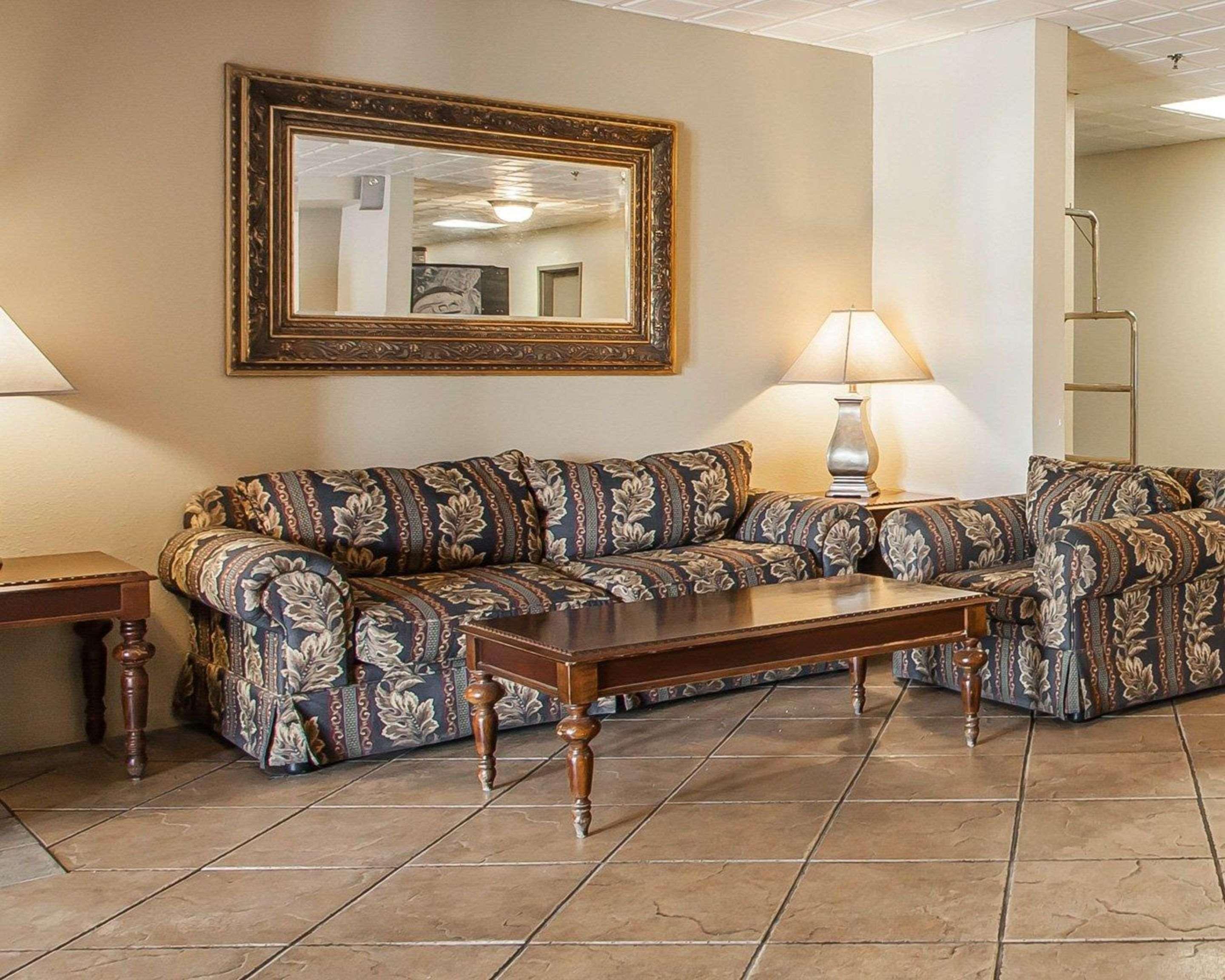 Vista Lobby Econo Lodge  Inn & Suites Granite City