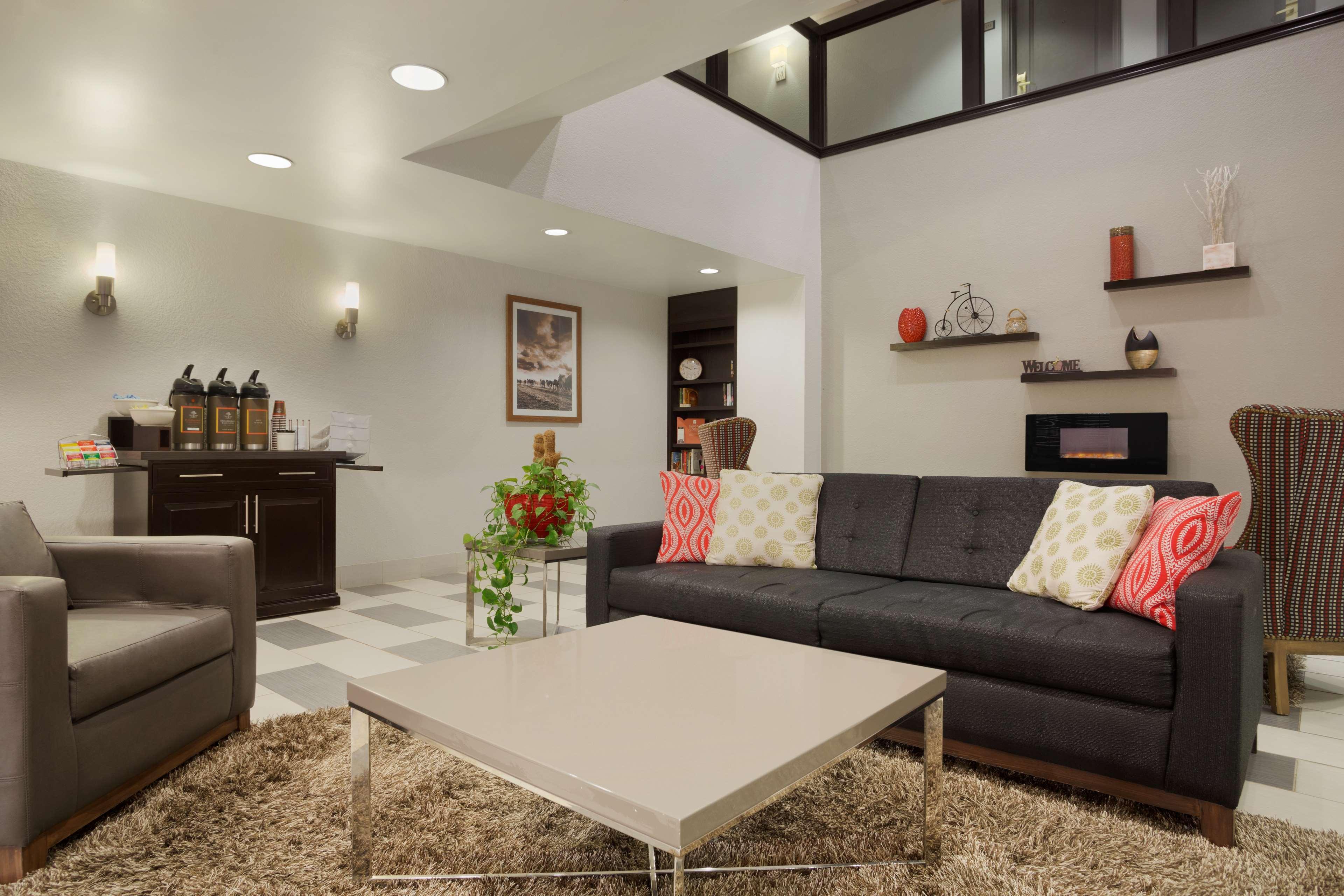 Vista Lobby Country Inn & Suites by Radisson DFW Airport South