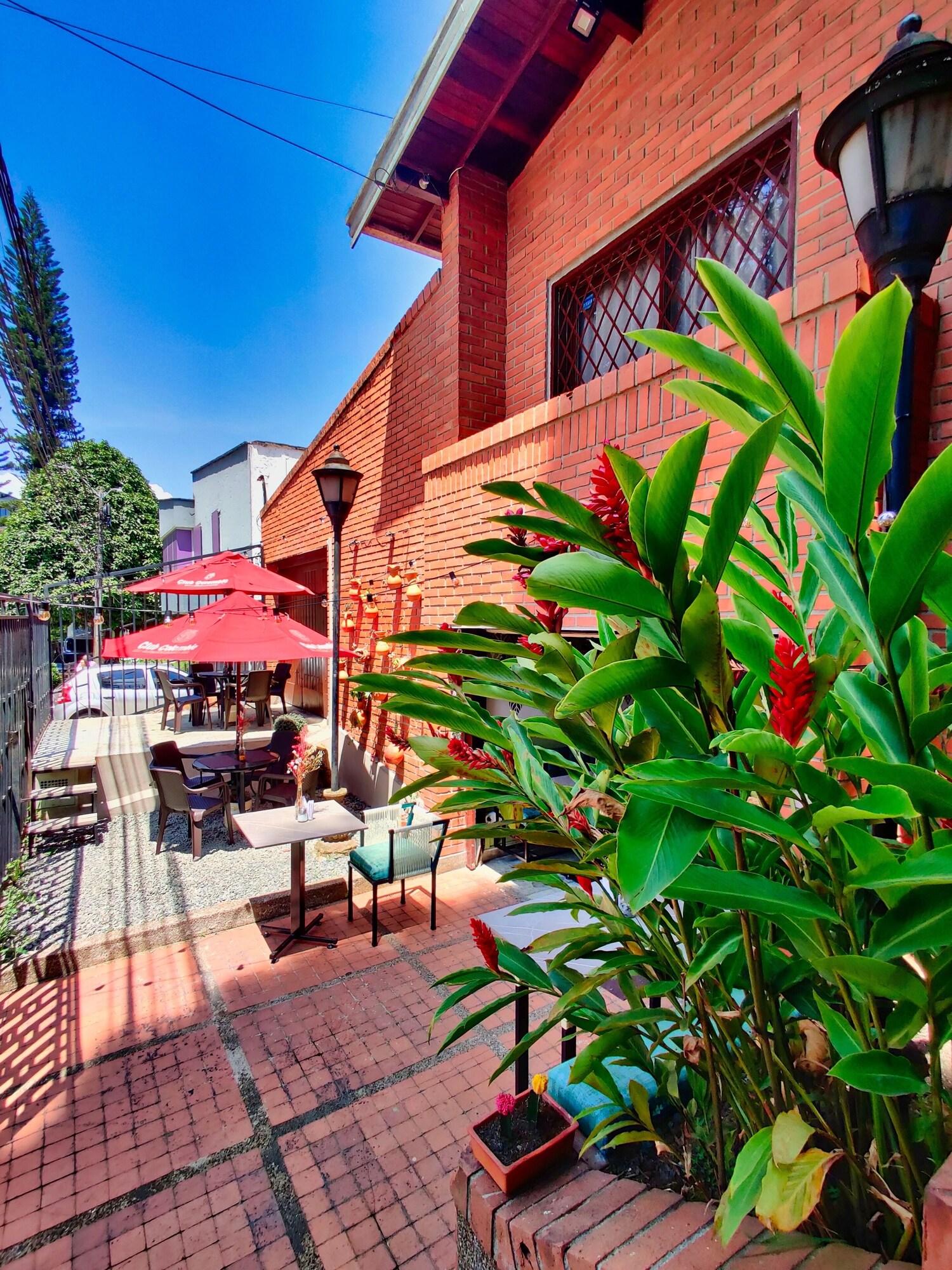 Vista Exterior Lady Mom Hostal