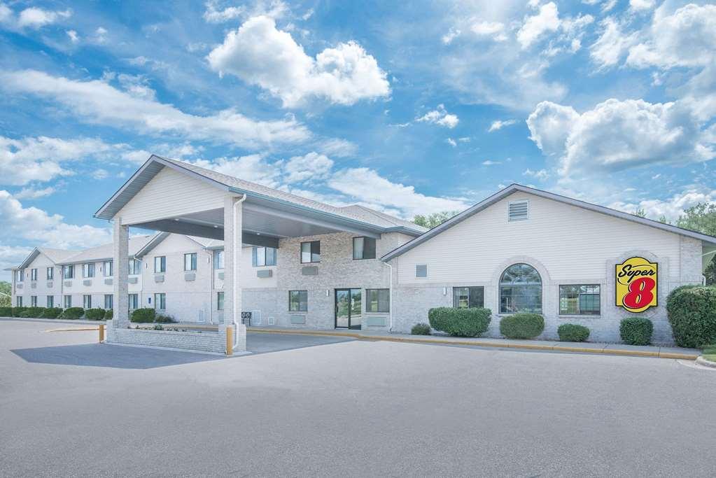 Vista Exterior Super 8 by Wyndham Morris