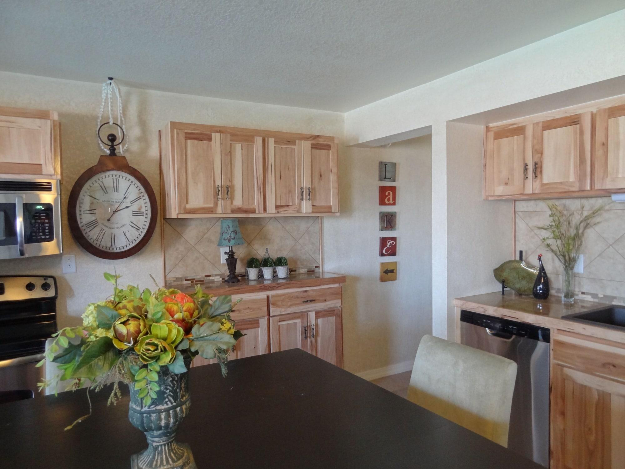 Equipamiento de Habitación Poolside King Cabana with full kitchen, king bed, sleeper sofa and pool access. by RedAwning