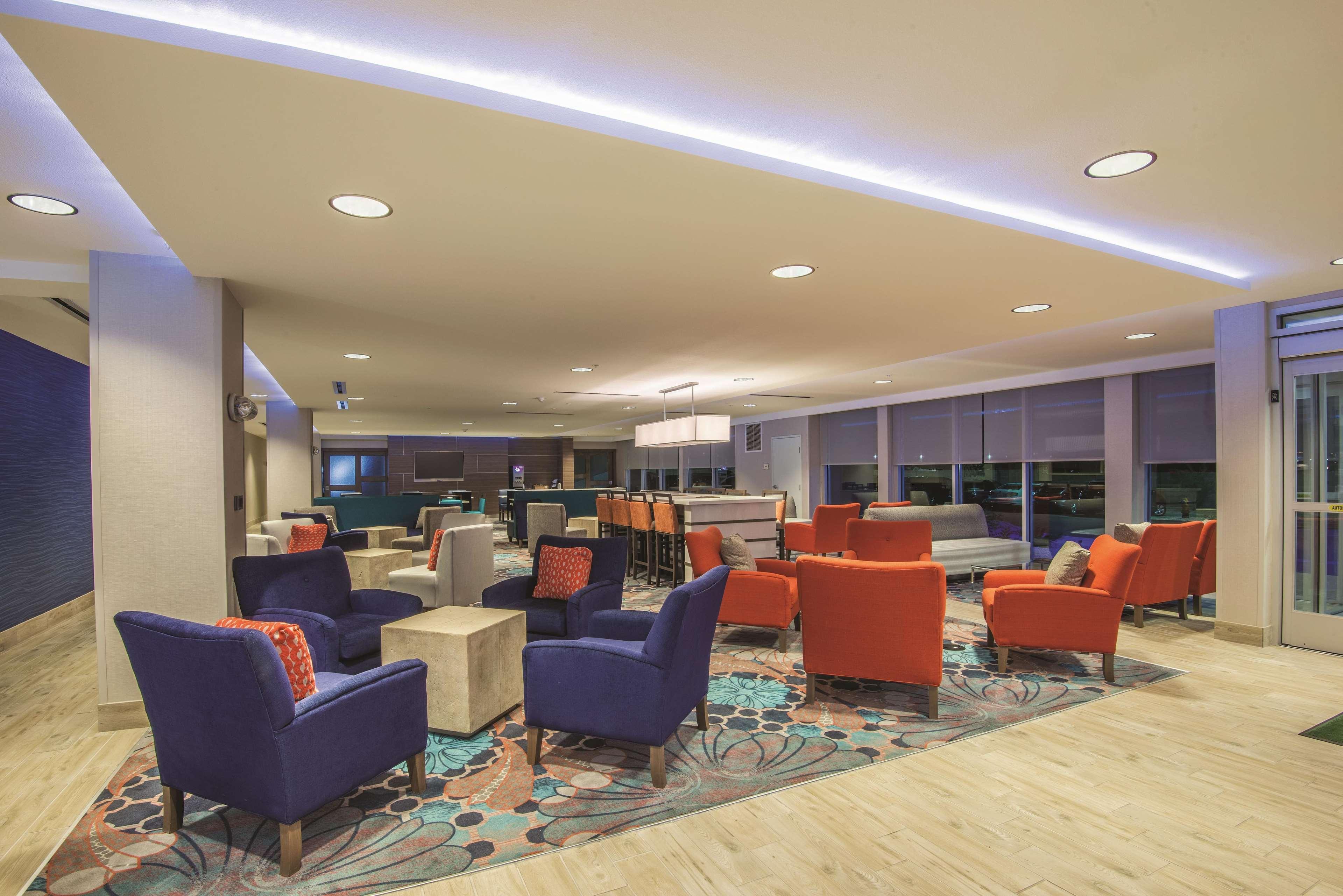Vista Lobby La Quinta Inn & Suites by Wyndham Kingman