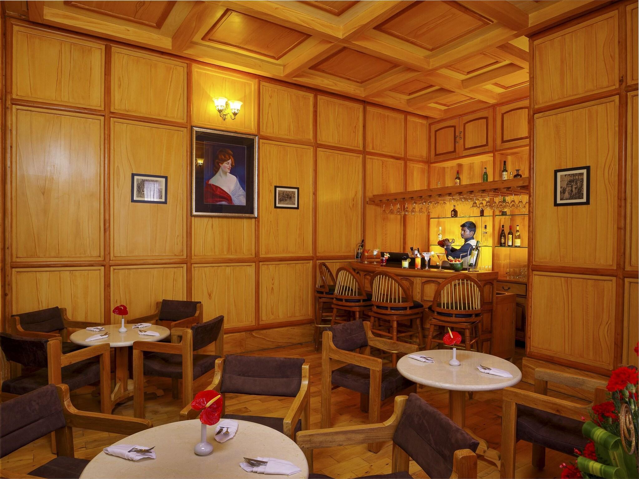 Bar/Salón Vinnca West Downs Heritage Resort, Ooty