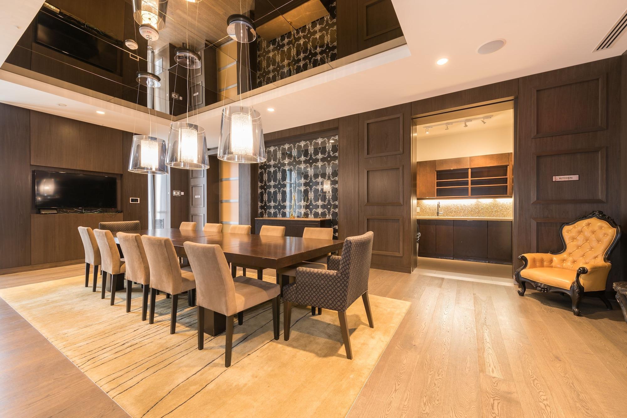 Restaurant Grand Royal Condos - CN Tower