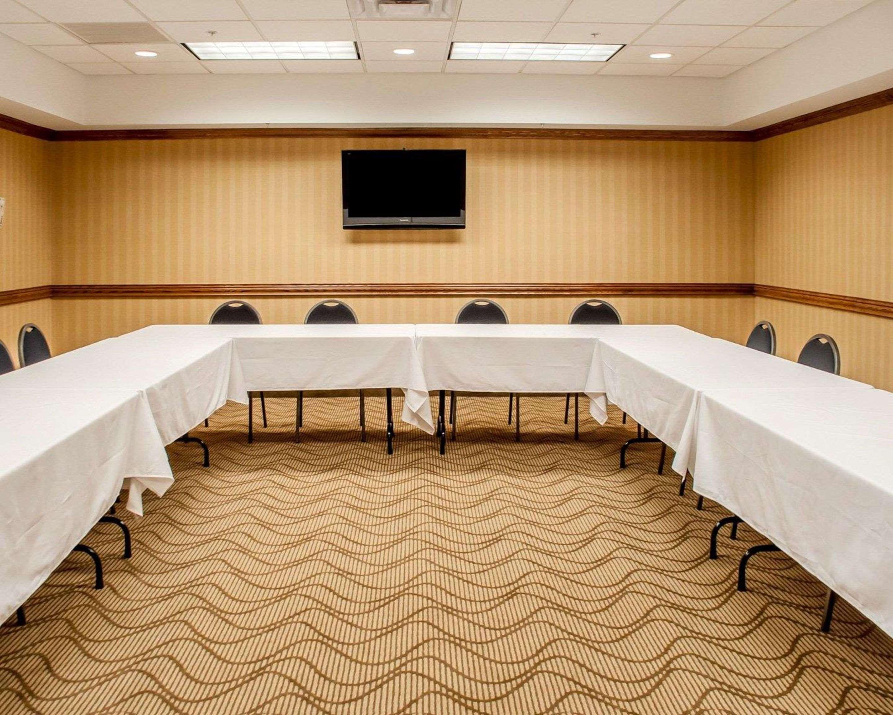Centro de Negocios Quality Inn Near Walden Galleria Mal