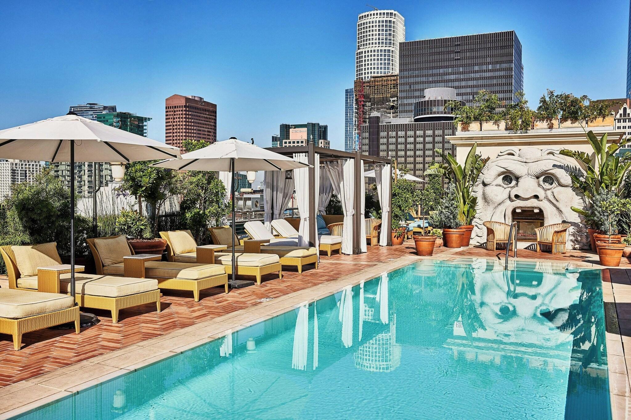 Vista Piscina Hotel Per La, An Autograph Collection By Marriott