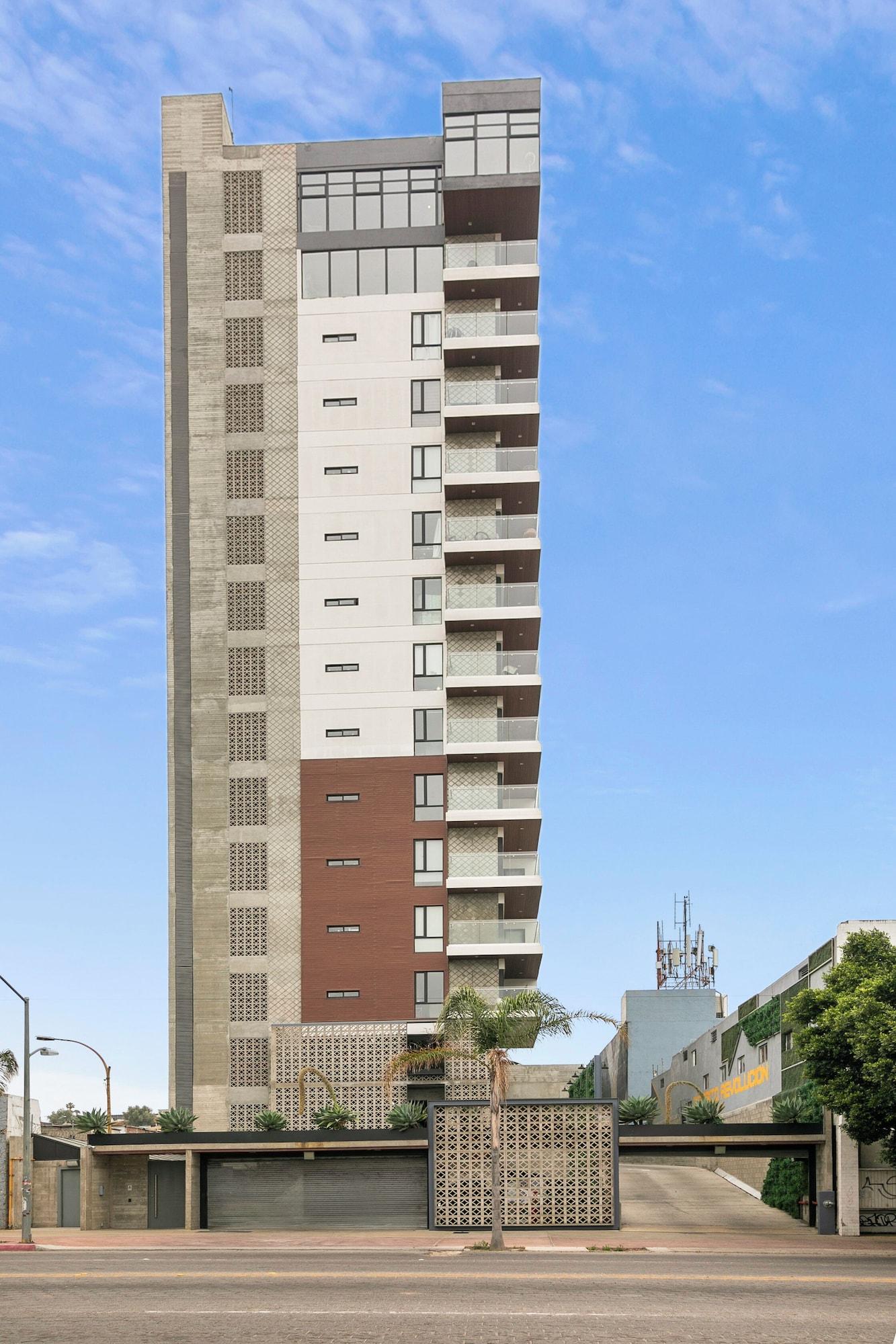 Vista Exterior Distrito Revolution Suites