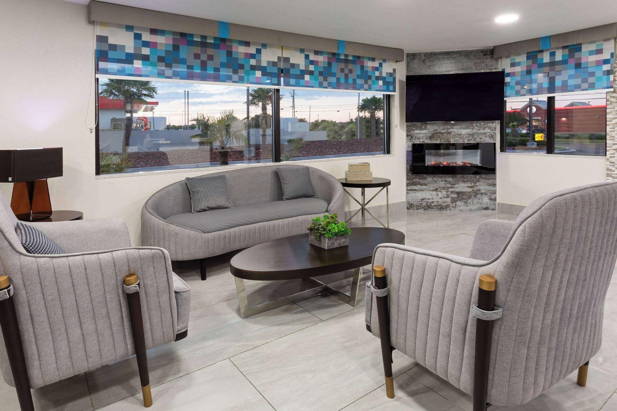 Vista Lobby Super 8 by Wyndham Prattville Montgomery