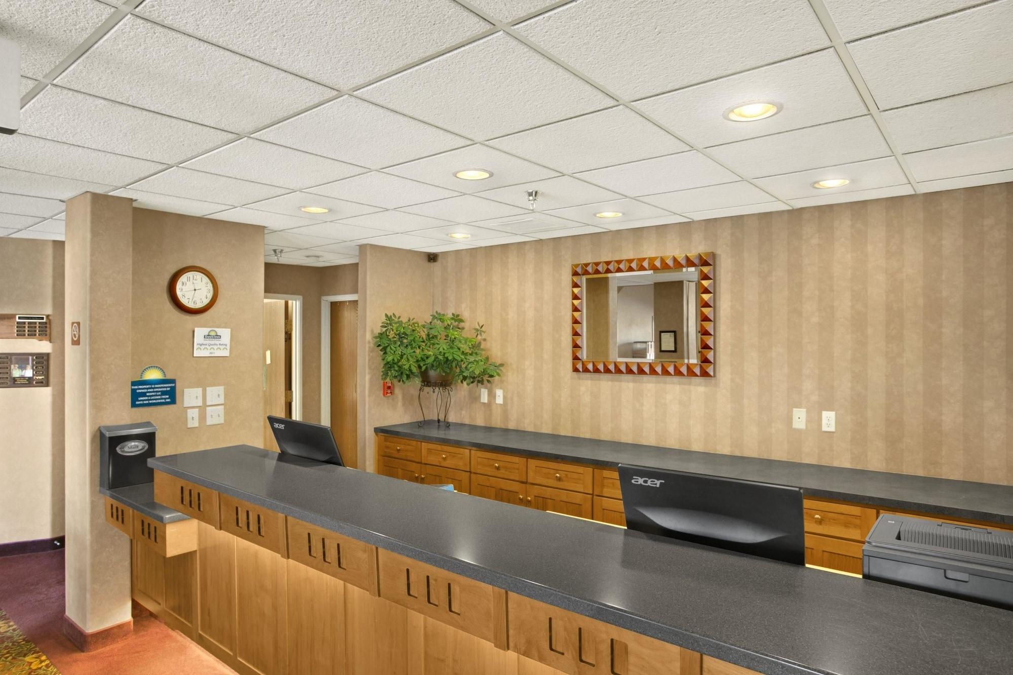 Vista Lobby Days Inn by Wyndham Rapid City