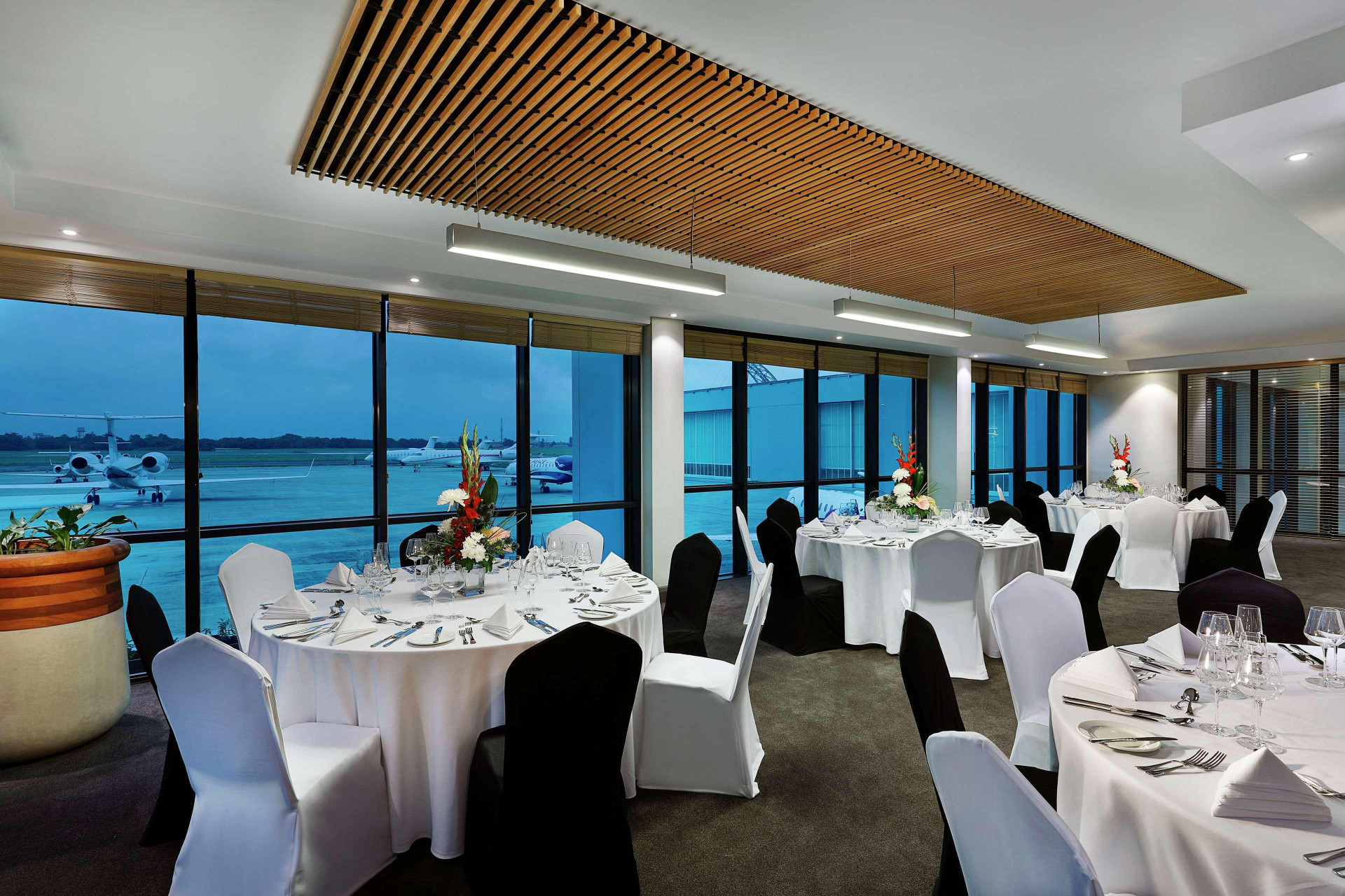 Vista Exterior Legend Hotel Lagos Airport, Curio Collection by Hilton