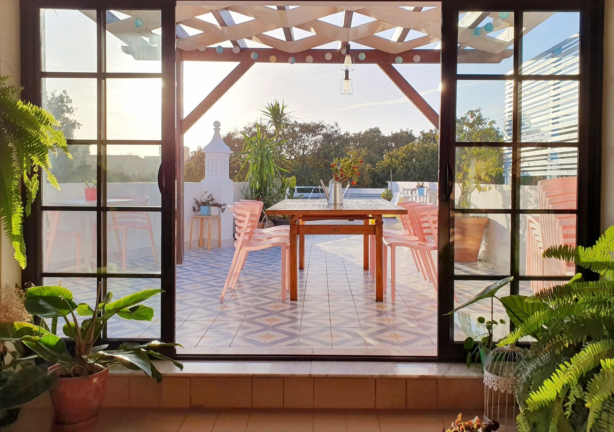 Varios Sunlight House