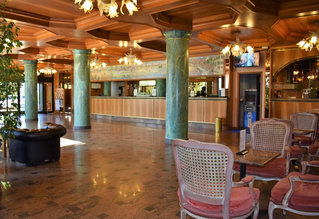 Vista Lobby Russott