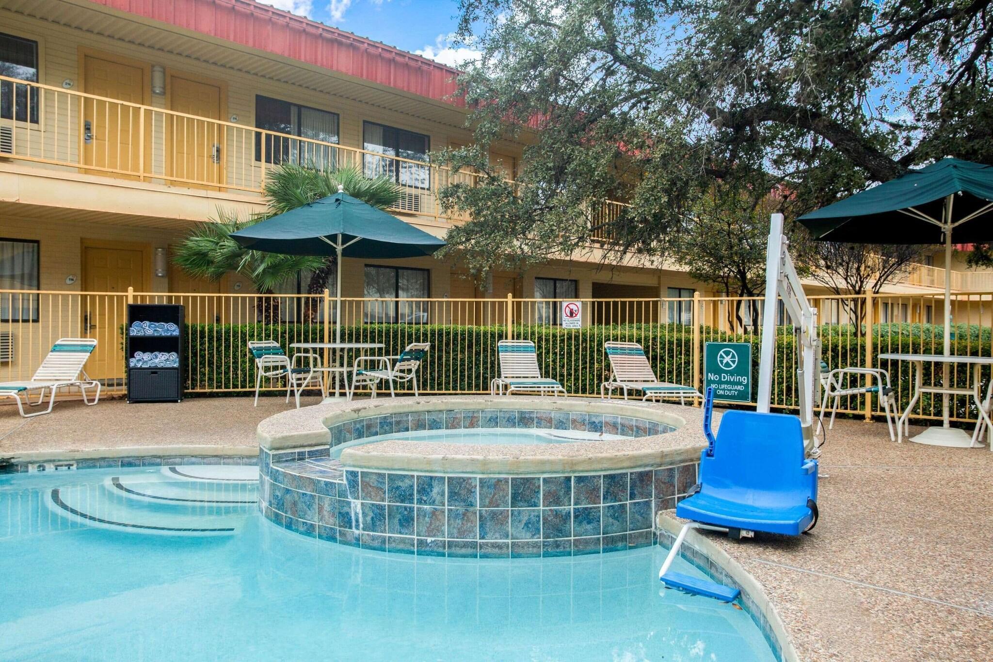 Spa La Quinta Inn by Wyndham San Marcos