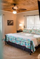 Aluguel por temporada - Charming 1920's House - pet friendly, 45 minutes from beach & attractions!