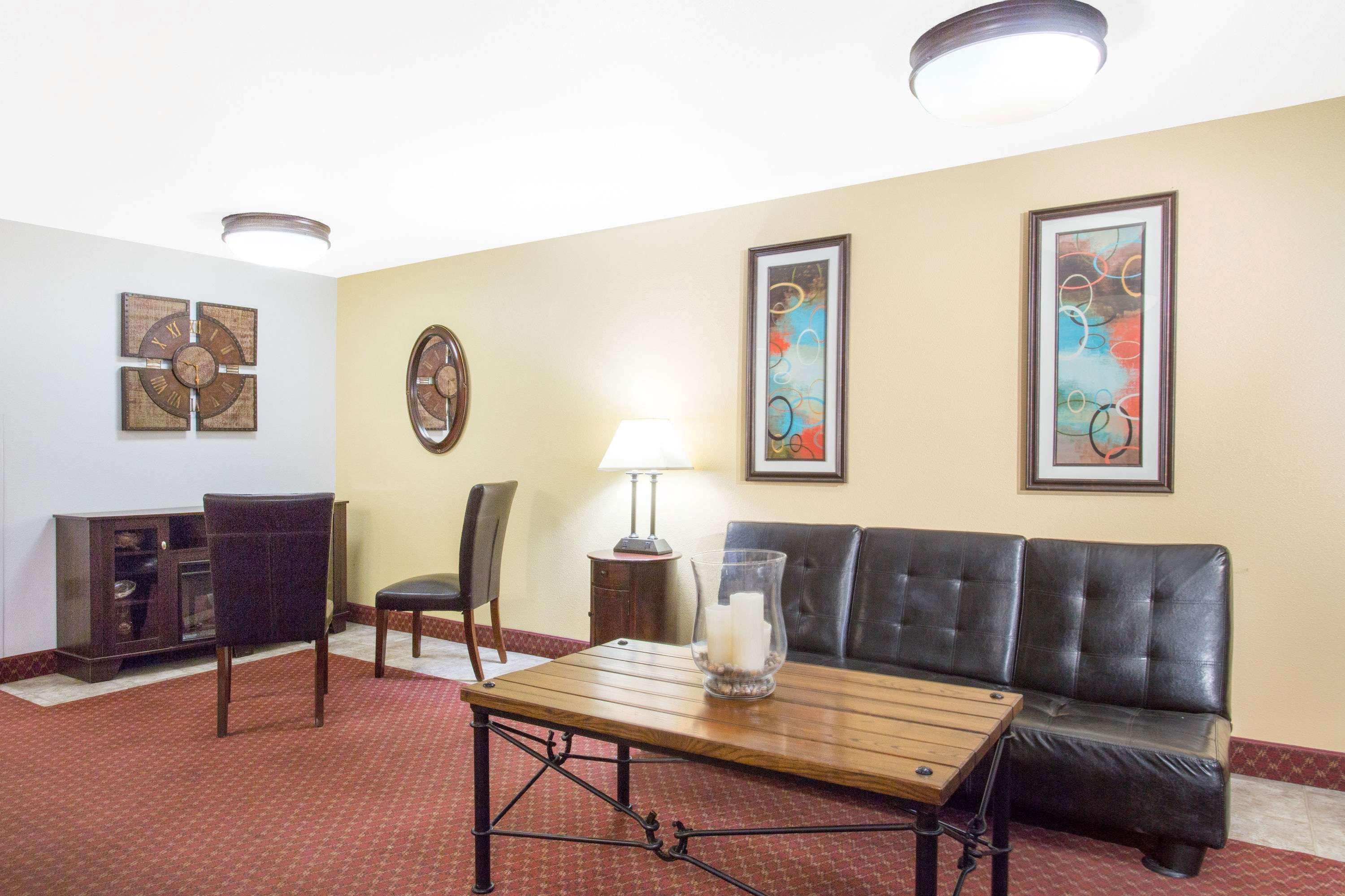 Vista Lobby Super 8 by Wyndham Elko