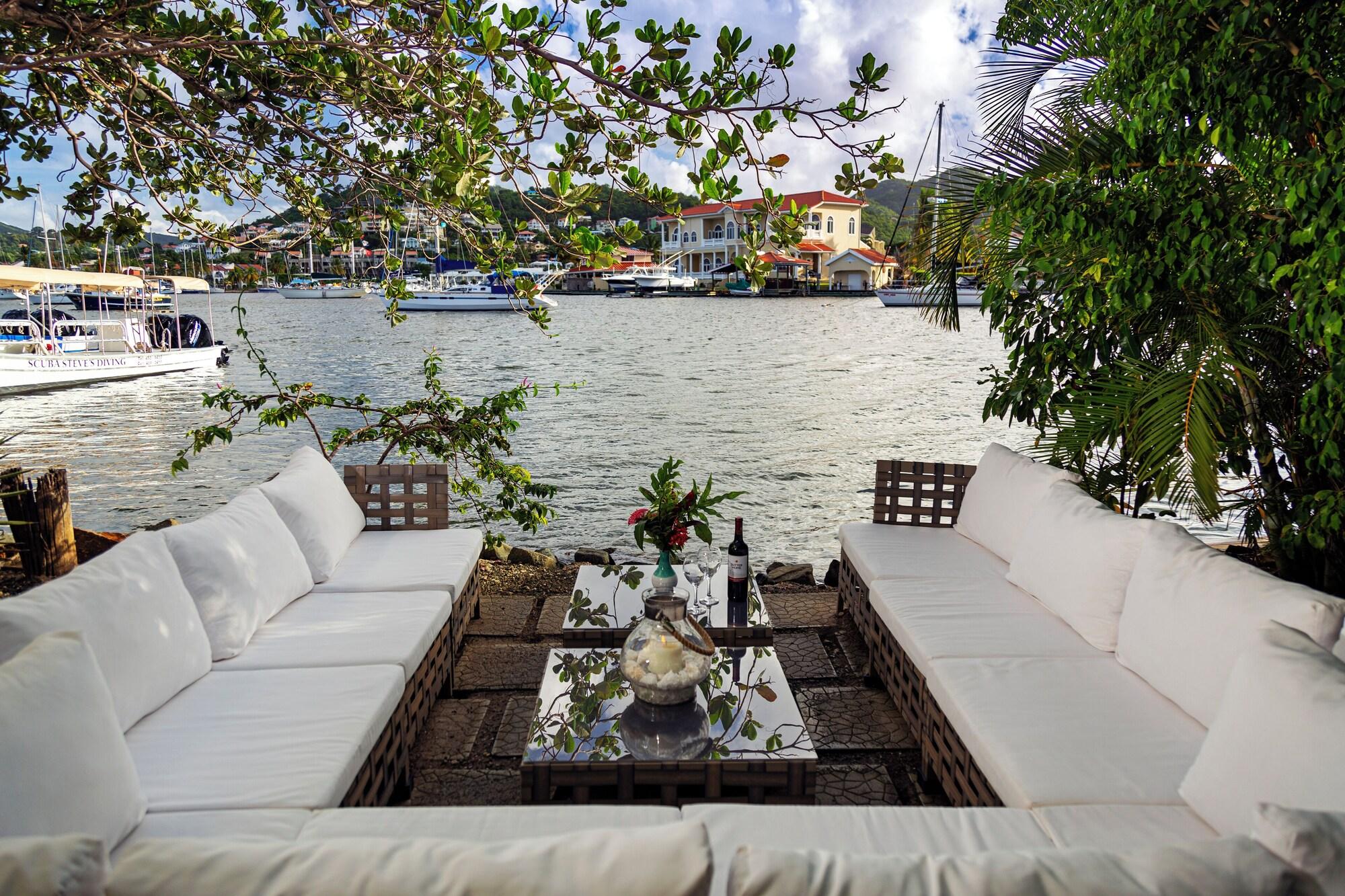 Vista Exterior Harmony Marina Suites