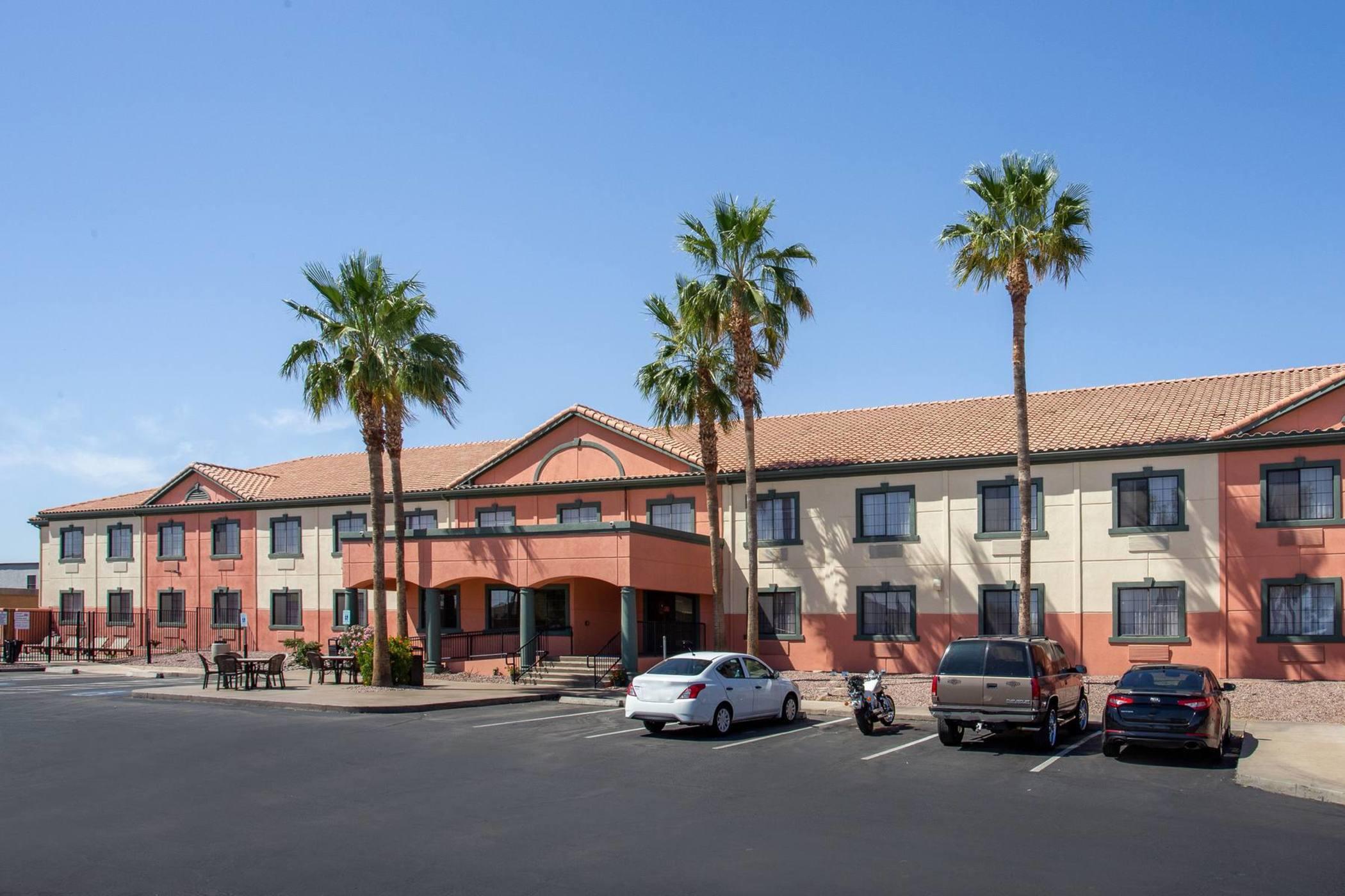 Vista Exterior Baymont by Wyndham Phoenix I-10 near 51st Ave