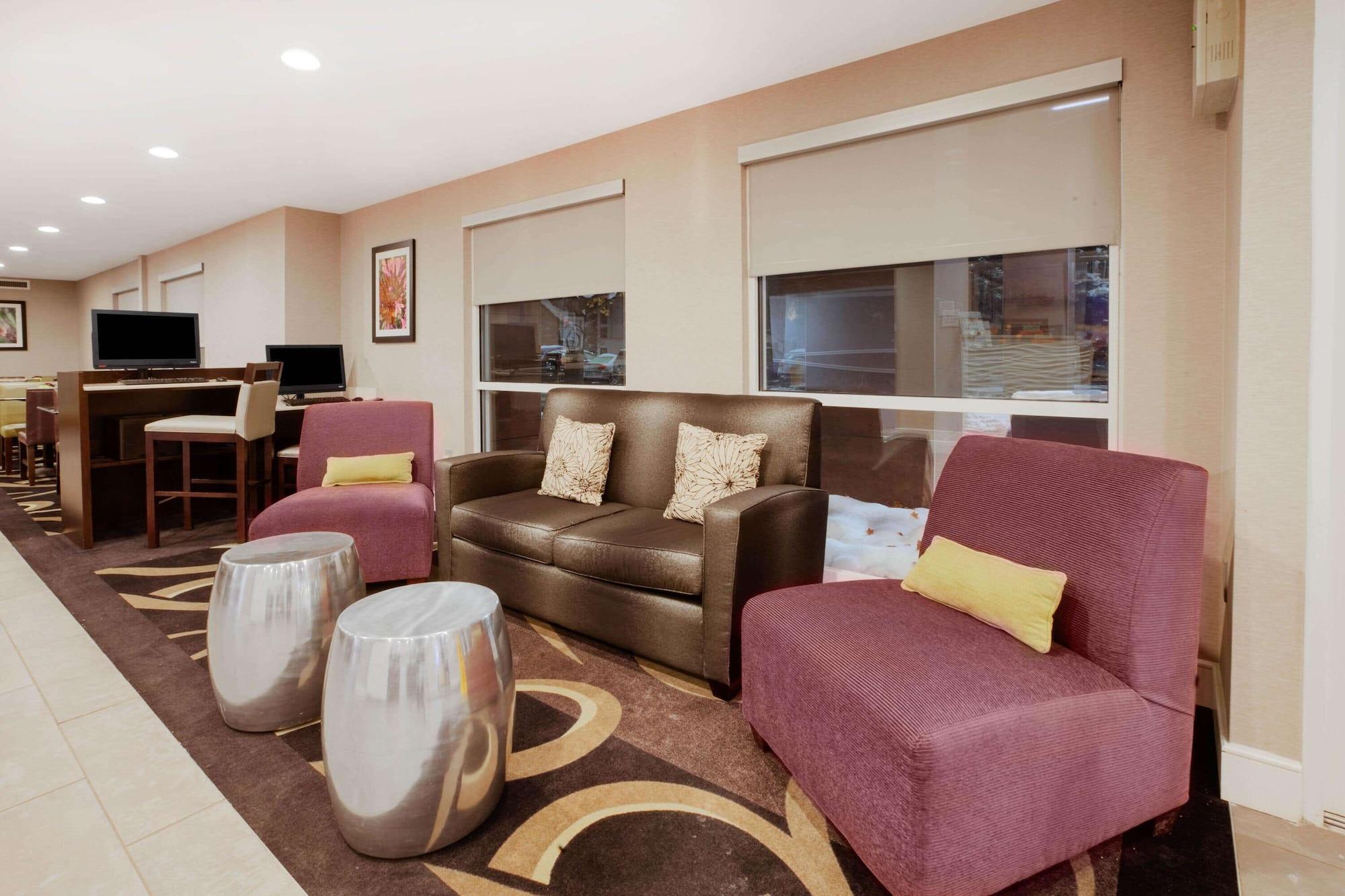 Vista Lobby La Quinta Inn & Suites by Wyndham Detroit Utica