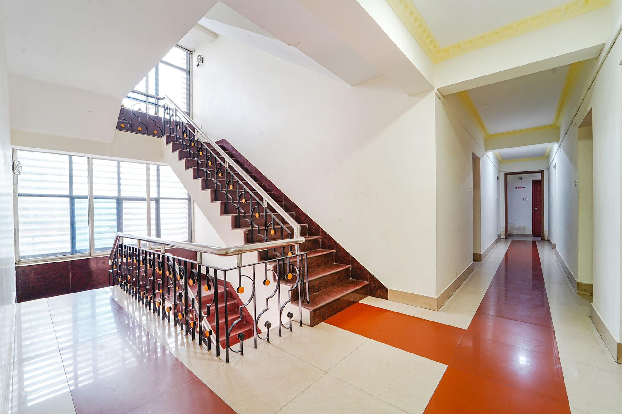 Varios Fabexpress Majestic Inn