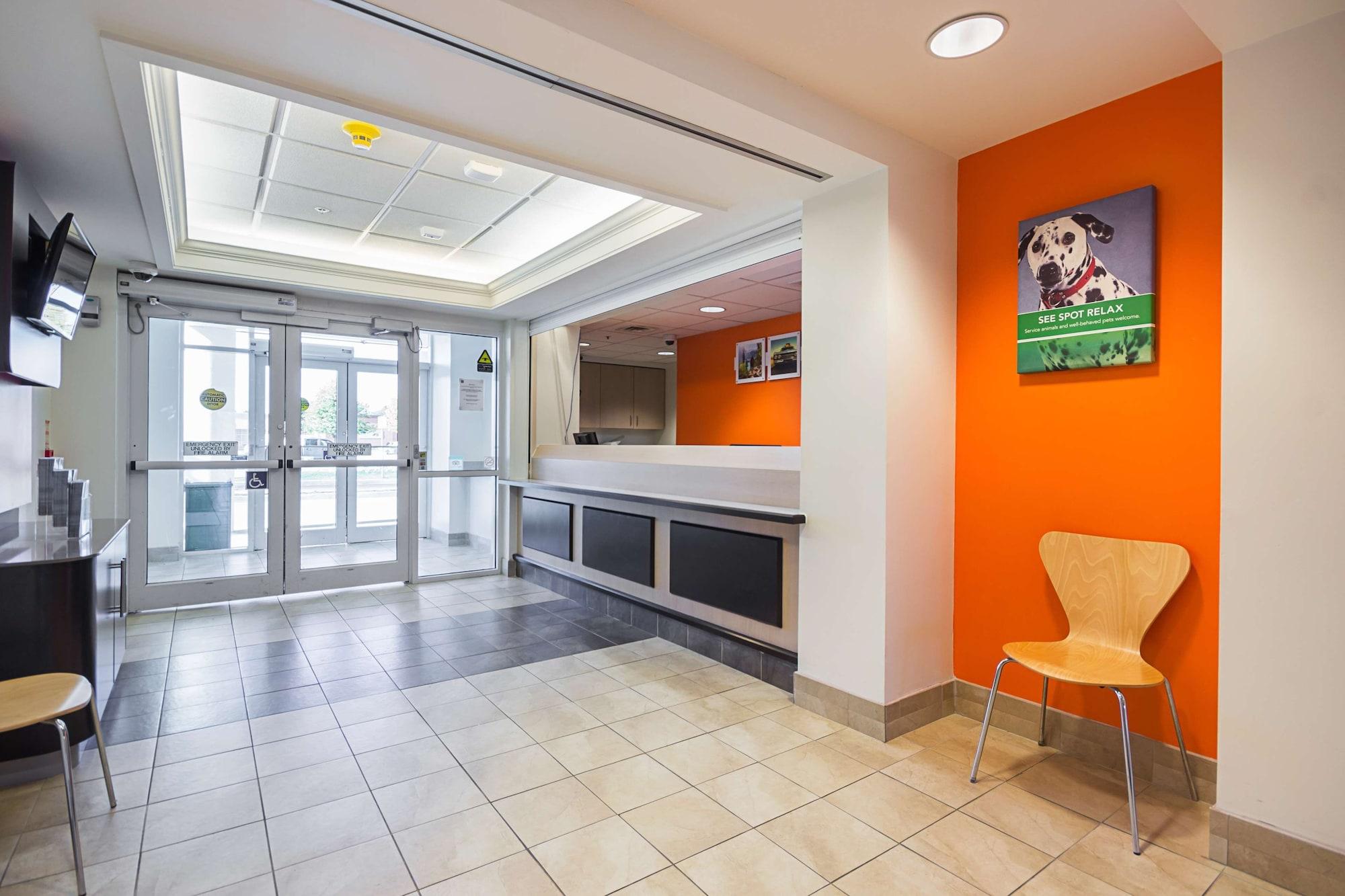 Vista Lobby Motel 6 Whitby, ON - Toronto East