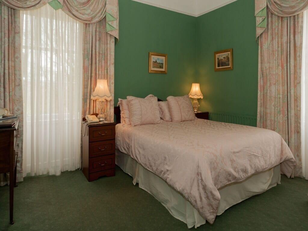 Varios Ivyleigh House
