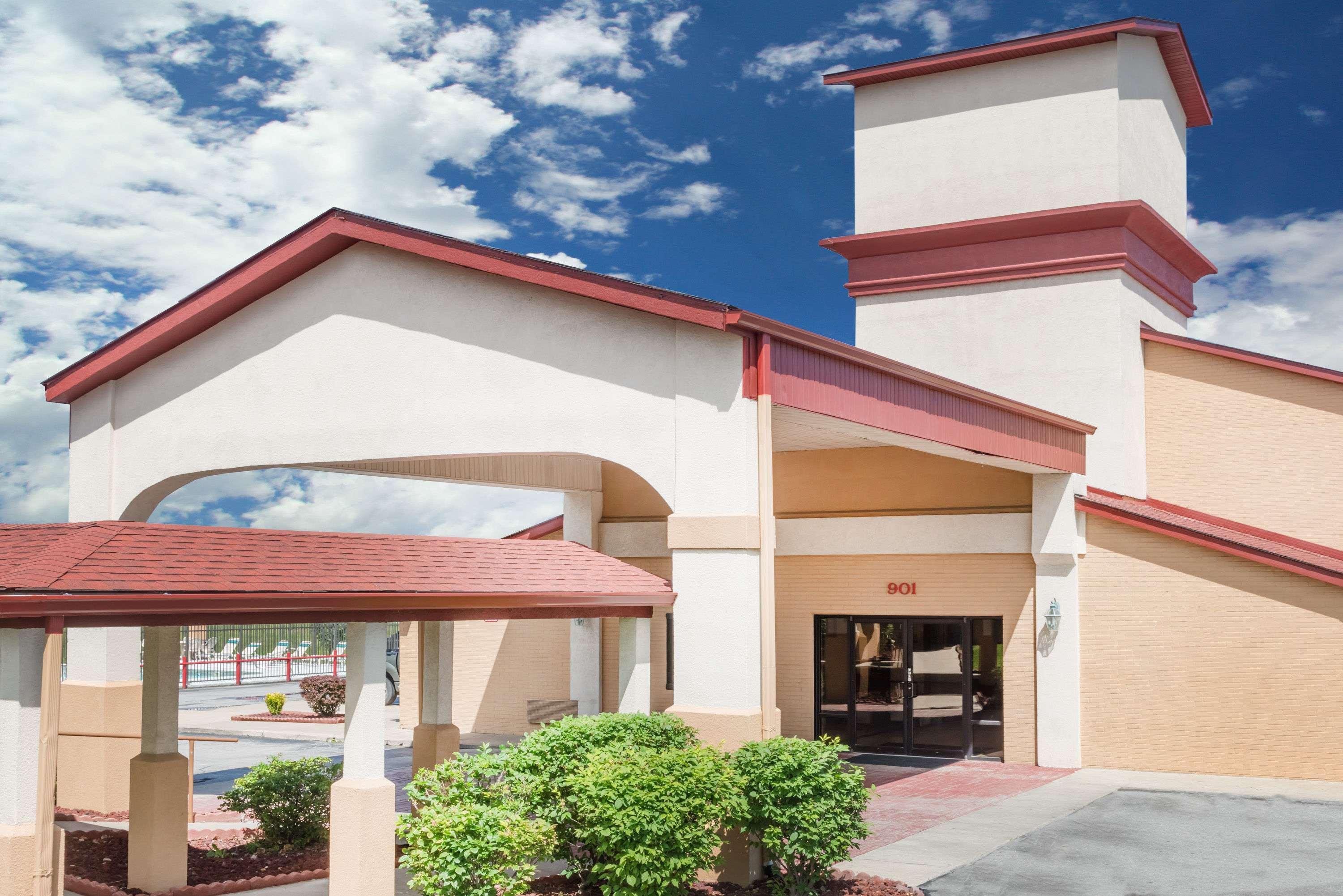 Vista Exterior Ramada by Wyndham Columbia