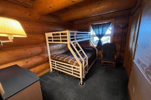 Alojamiento - Island Getaway on BBI - Beautiful Log Home with Sandy Beachfront on Lake Huron