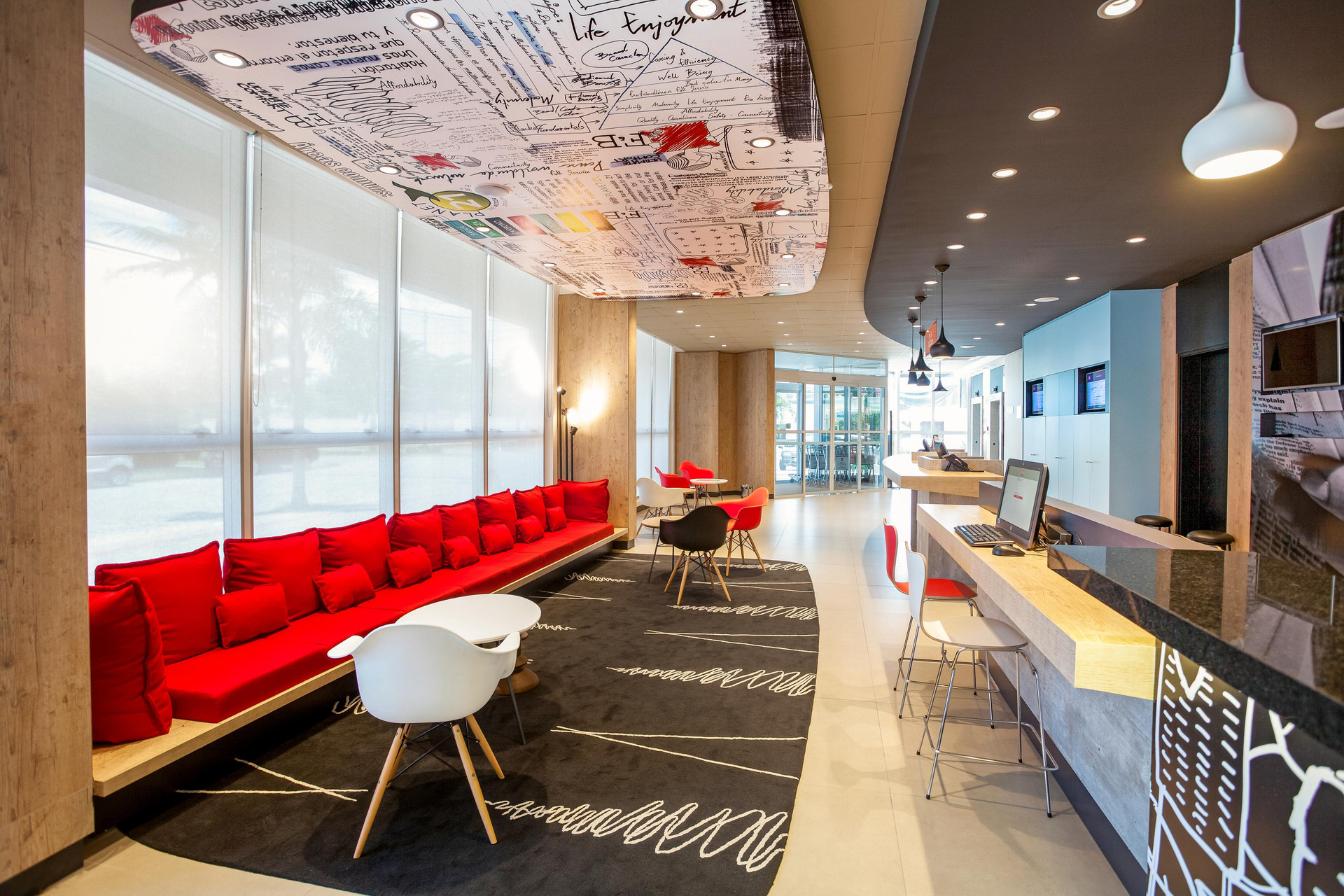 Vista Lobby IBIS PARANAGUA