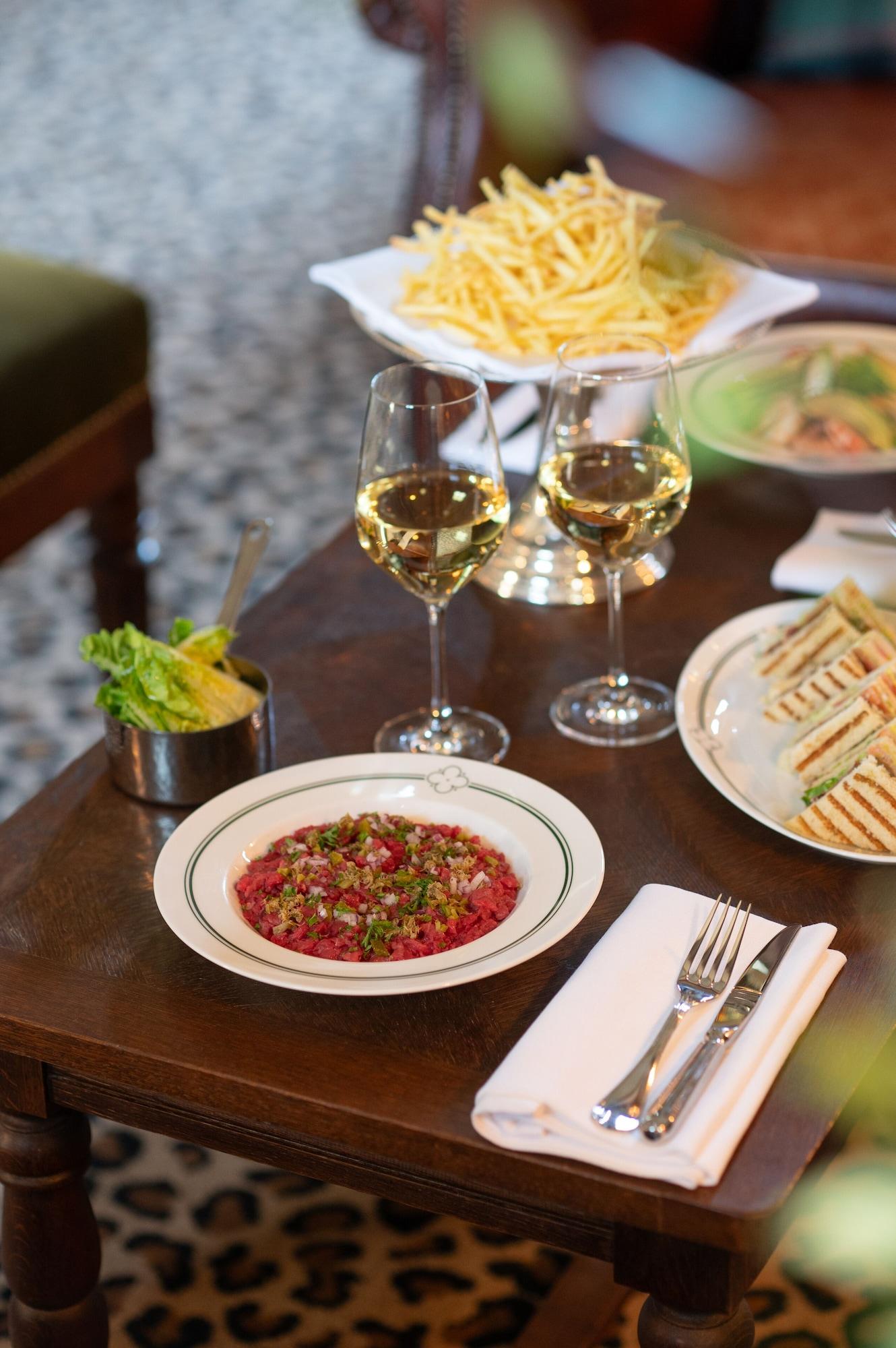 Restaurant Abbaye des Vaux De Cernay, a Paris Society Collection hotel