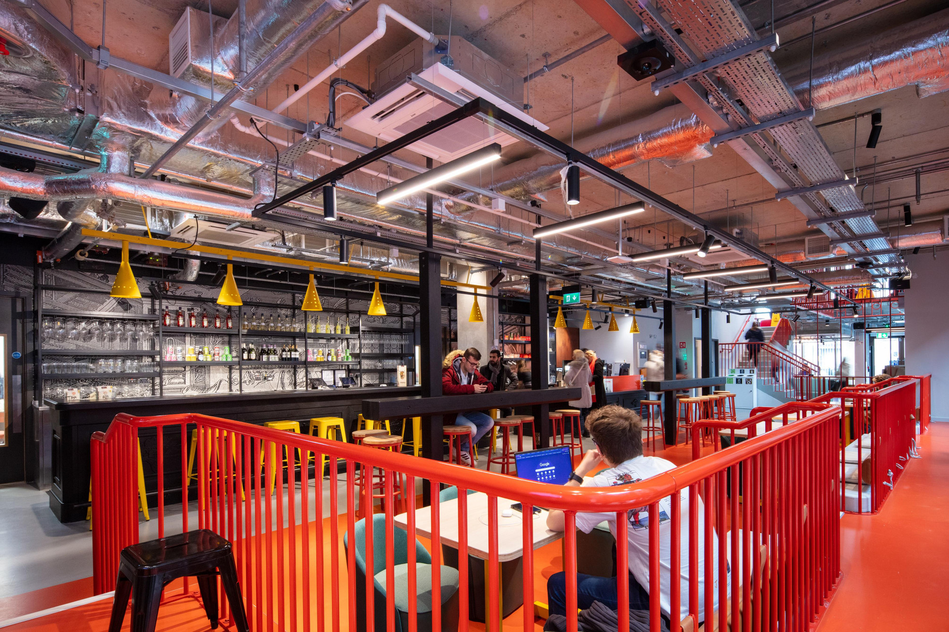 Bar/Salón Clink i Lár