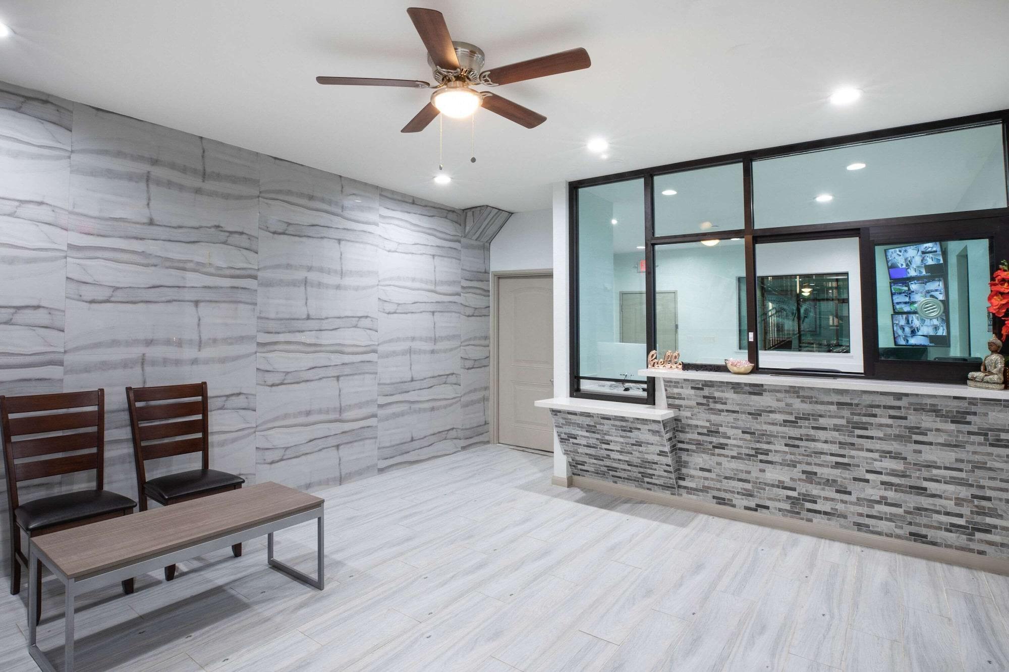 Vista Lobby Super 8 by Wyndham Humble/Fallcreek/Houston