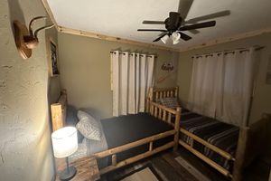 Alquiler Vacacional - Snowmobilers dream! Full garage, store & work on your sleds, minutes from trails