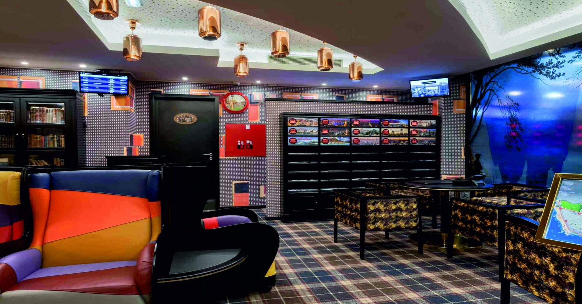 Vista Lobby Hotel Jaguar Oporto - Airport to Hotel and City Center and Vice-Versa is a Free and Continuous Shuttle Service from 7AM to 8PM