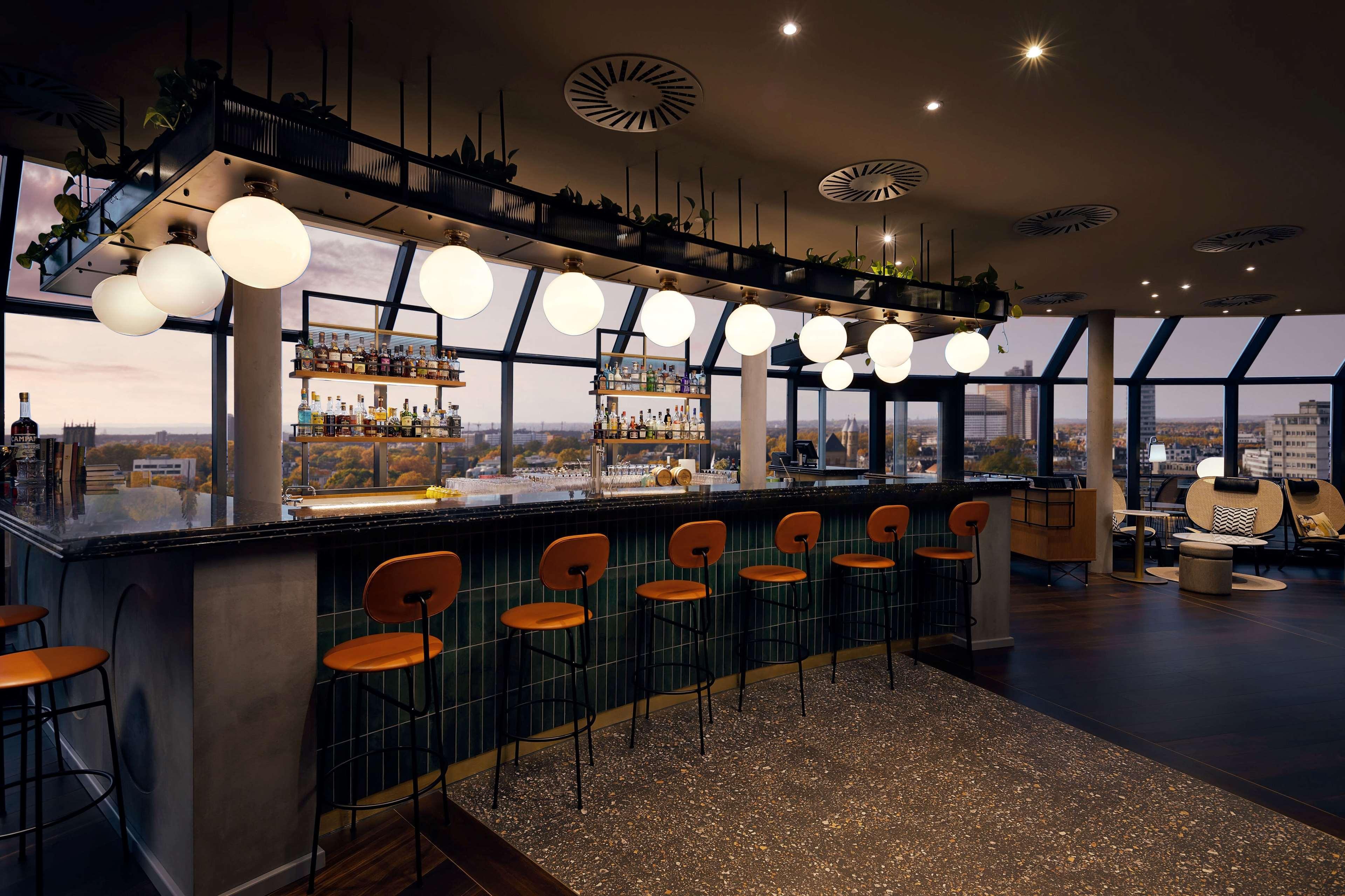 Bar/Salón Wasserturm Hotel Cologne, Curio Collection by Hilton