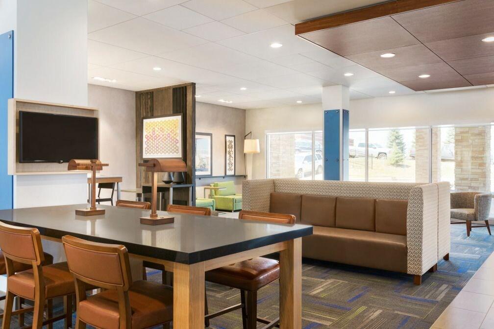 Vista Lobby Holiday Inn Express and Suites-Cincinnati NE - Red Bank Road by IHG